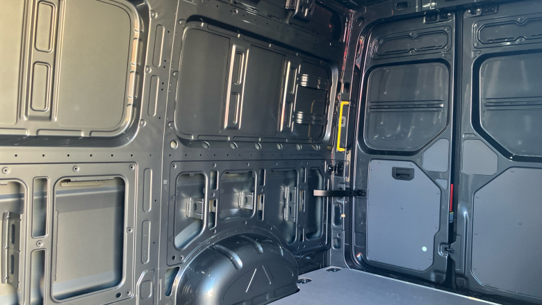 Volkswagen Crafter Cr35 Mwb Diesel Fwd 2.0 TDI 140PS Commerce Plus High Roof Van